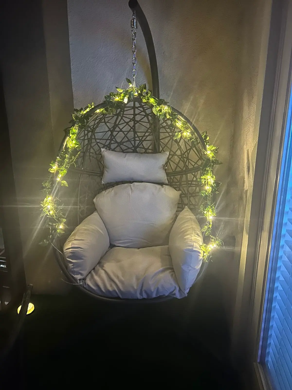 Fotoliu suspendat tip ou SOLARA din ratan cu suport, fotografie client